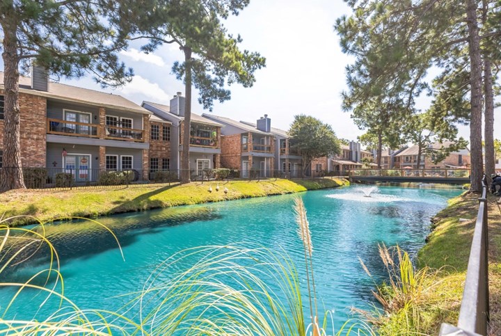 Discover the Retreat Spring - $1150+ for 1 & 2 Bed Apts
