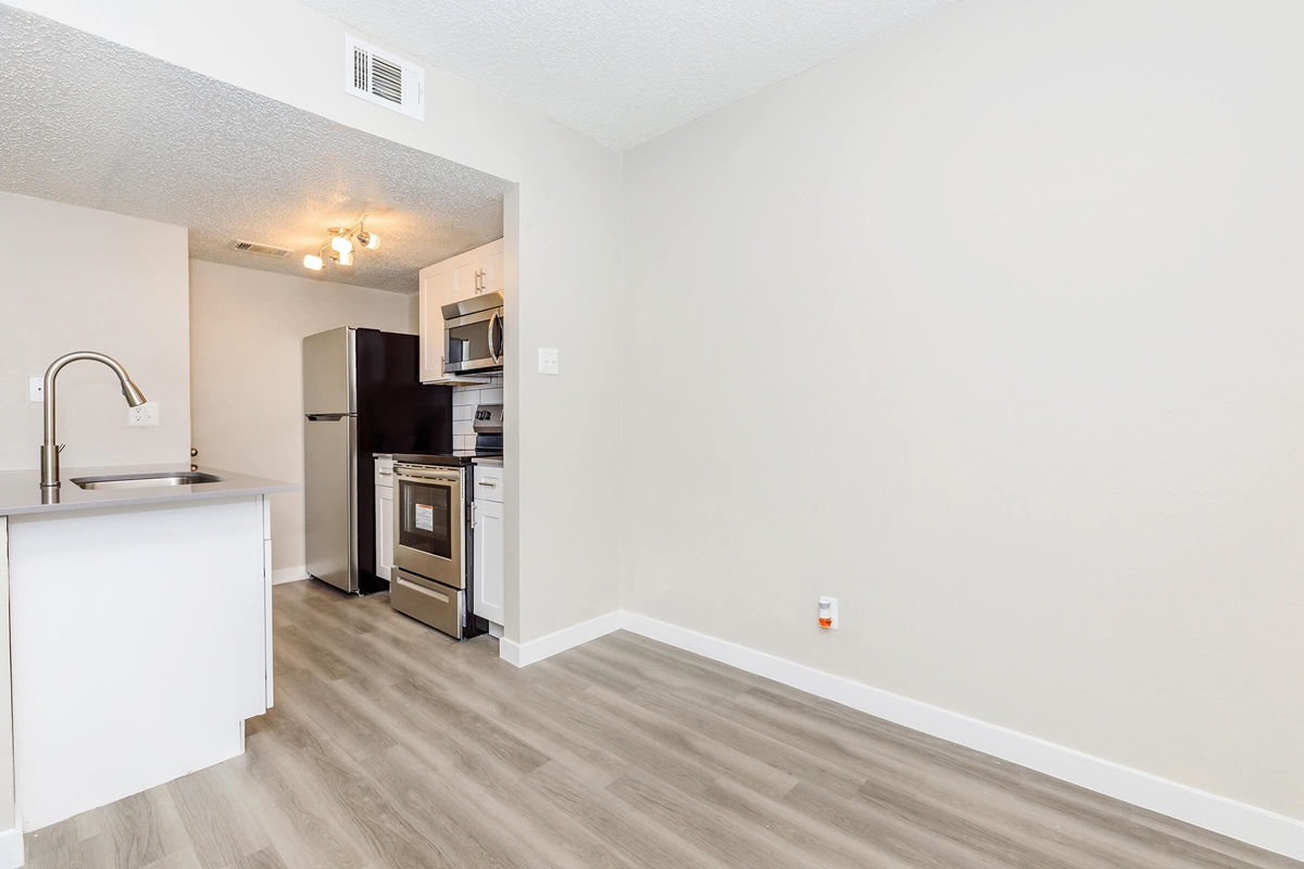 Tides at Meadowbrook - Dining/Kitchen - Photo 6 of 10