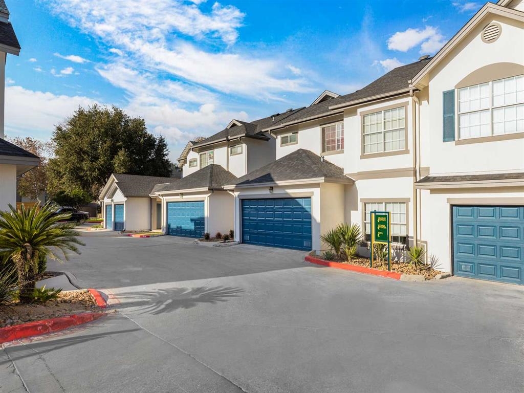 Castle Hills Townhomes San Antonio 1199+ for 1, 2 & 3 Beds