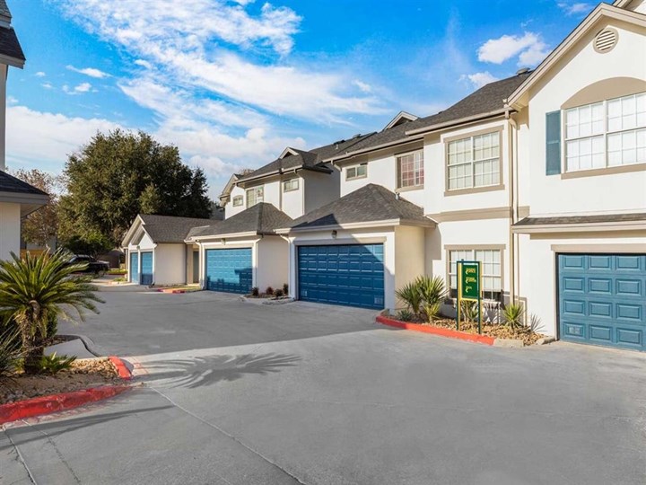 Castle Hills Townhomes San Antonio 1199+ for 1, 2 & 3 Beds