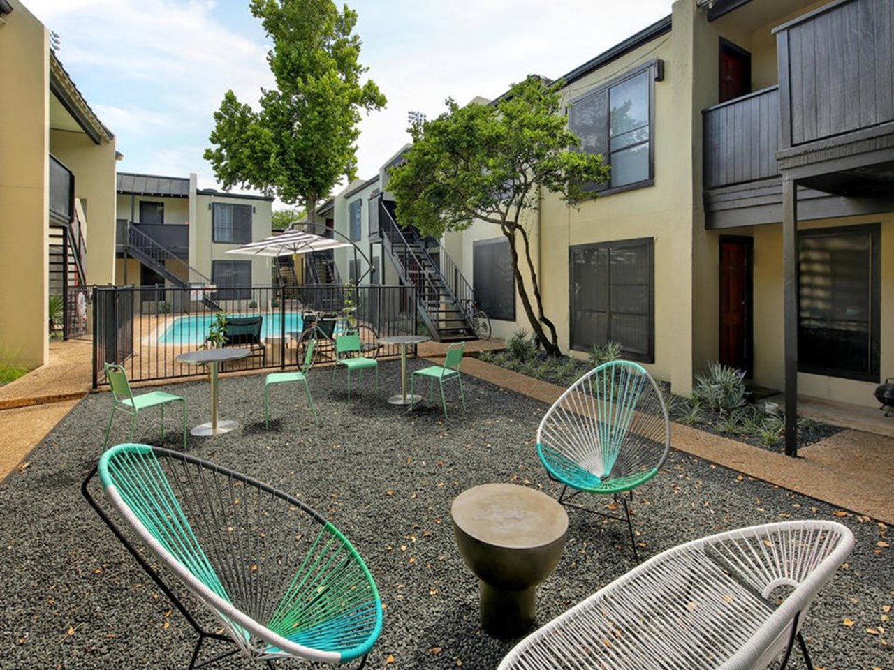 Sidney - Courtyard - Photo 2 of 14