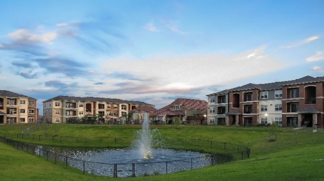 Oxford at Country Club - Baytown, TX - Photo 1 of 16