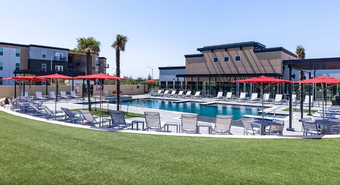 Flatz 512 - Pool Area - Photo 7 of 38