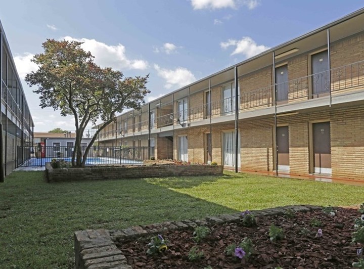 Hart House Apartments Dallas 1030+ for 1 & 2 Bed Apts