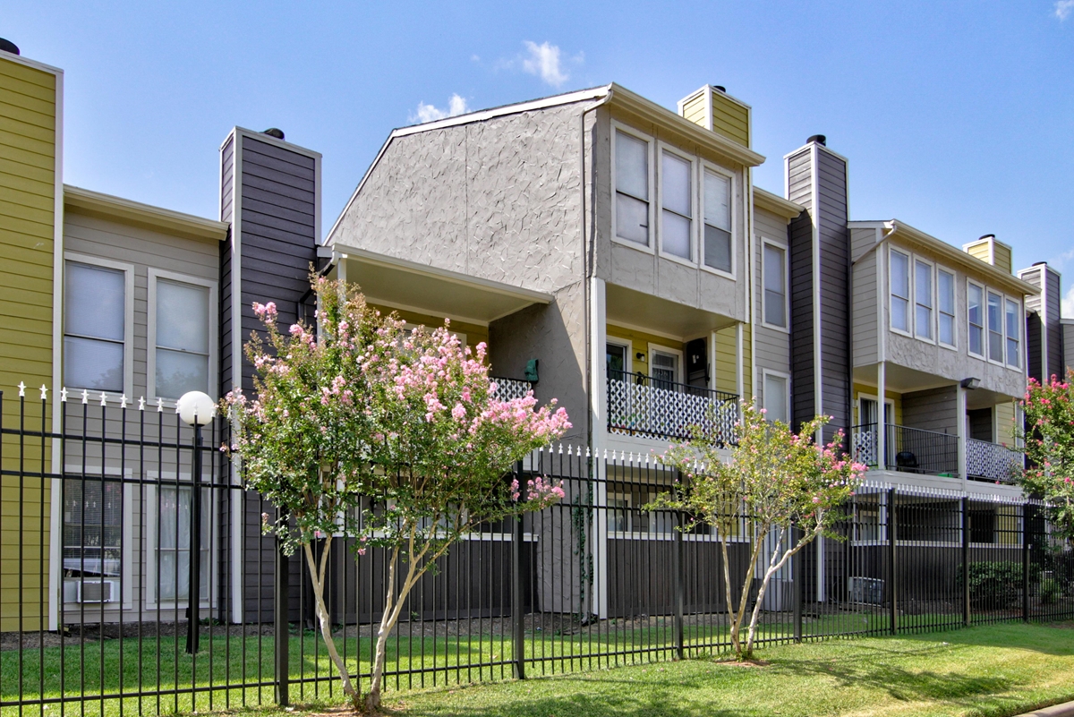 Parkway Parkgreen - Exterior - Photo 2 of 30