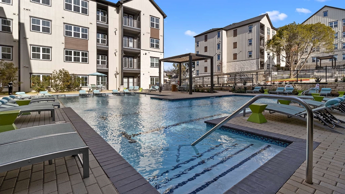 Mont Apartments Austin 1252+ for 1 & 2 Bed Apartments