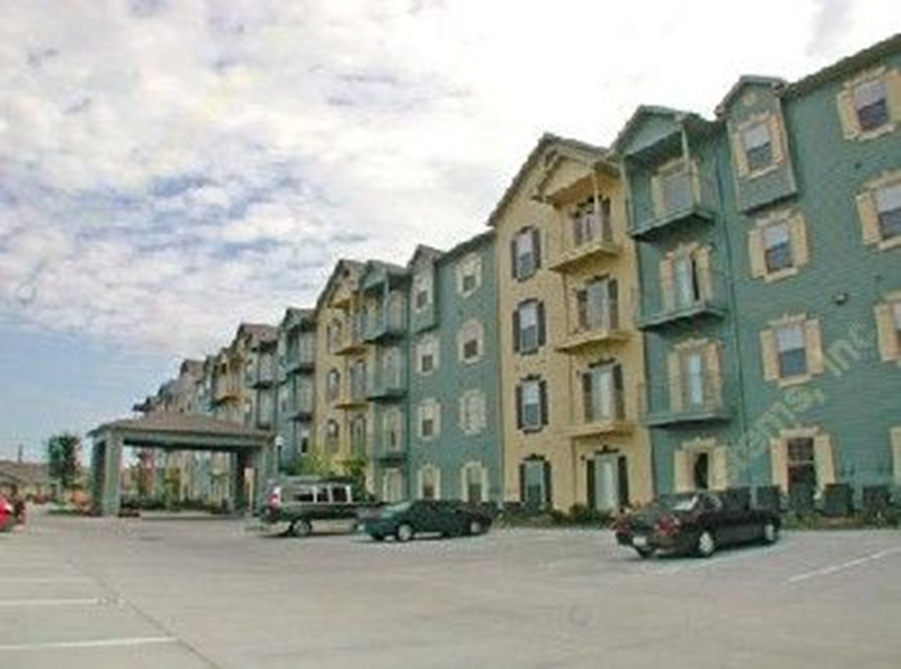 Oak Tree Manor - Houston, TX - Photo 1 of 9