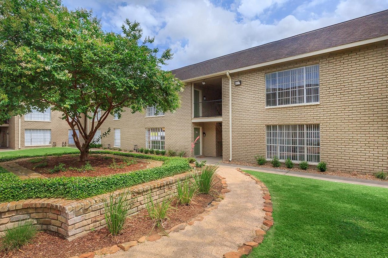 Residence at Garden Oaks - Houston, TX - Photo 1 of 10